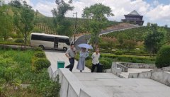 <b>不畏酷暑，，，，，旅行指导促提升</b>